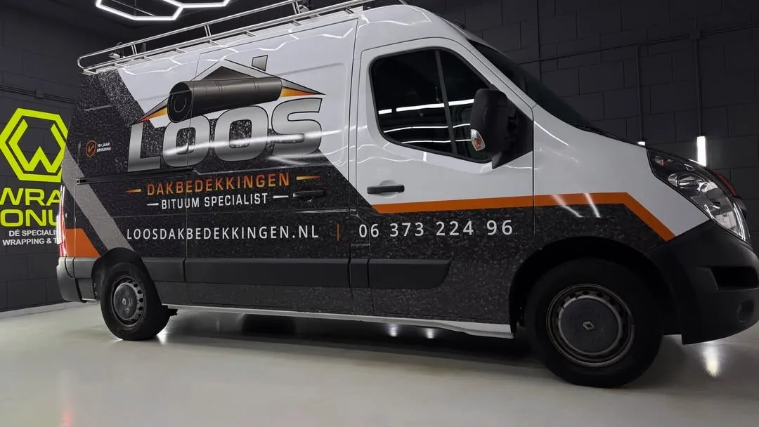 De gewrapte bedrijfsbus van Loos Dakbedekkingen