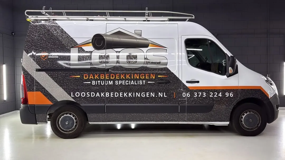 Zijaanzicht van de gewrapte bus van Loos Dakbedekkingen