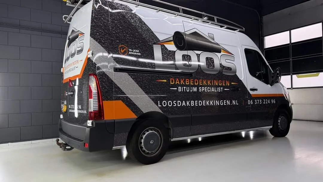 Achteraanzicht van de gewrapte bus van Loos Dakbedekkingen