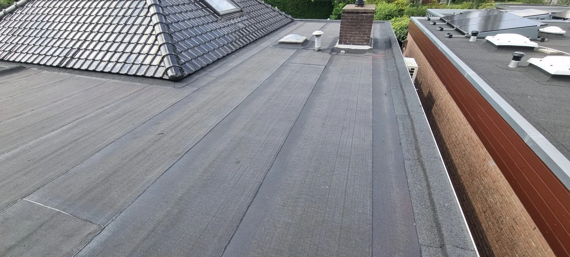 Bitumen dak met schoorsteen en nette afwerking