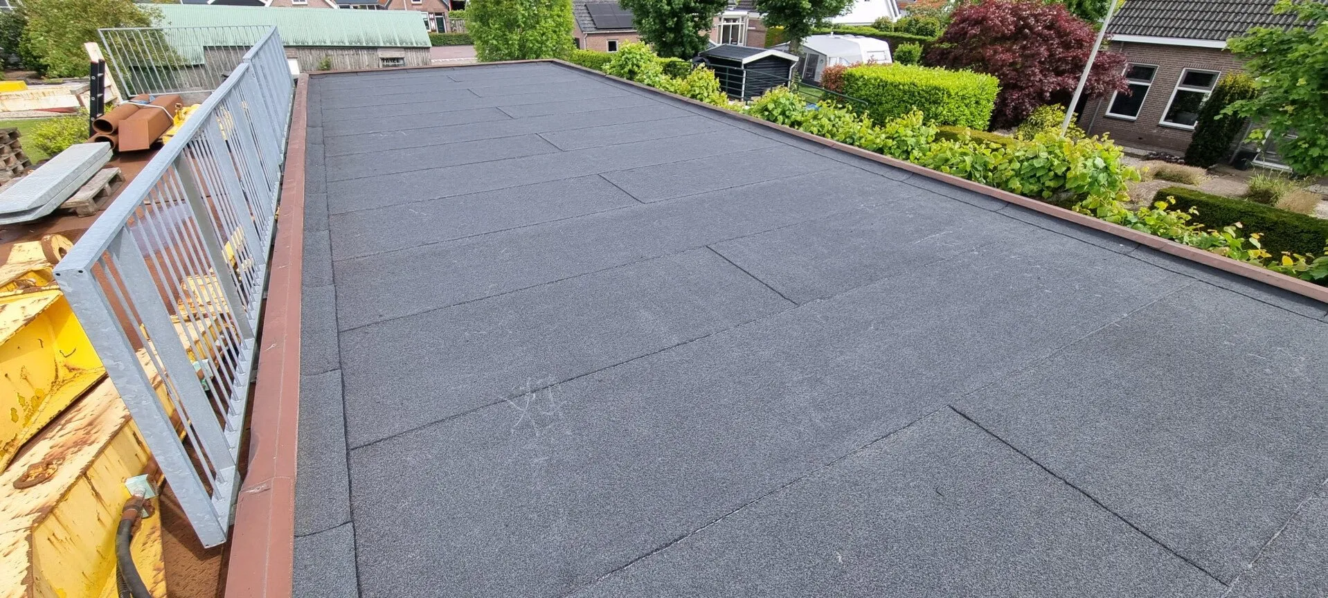 Strak afgewerkt plat bitumen dak door Loos Dakbedekkingen