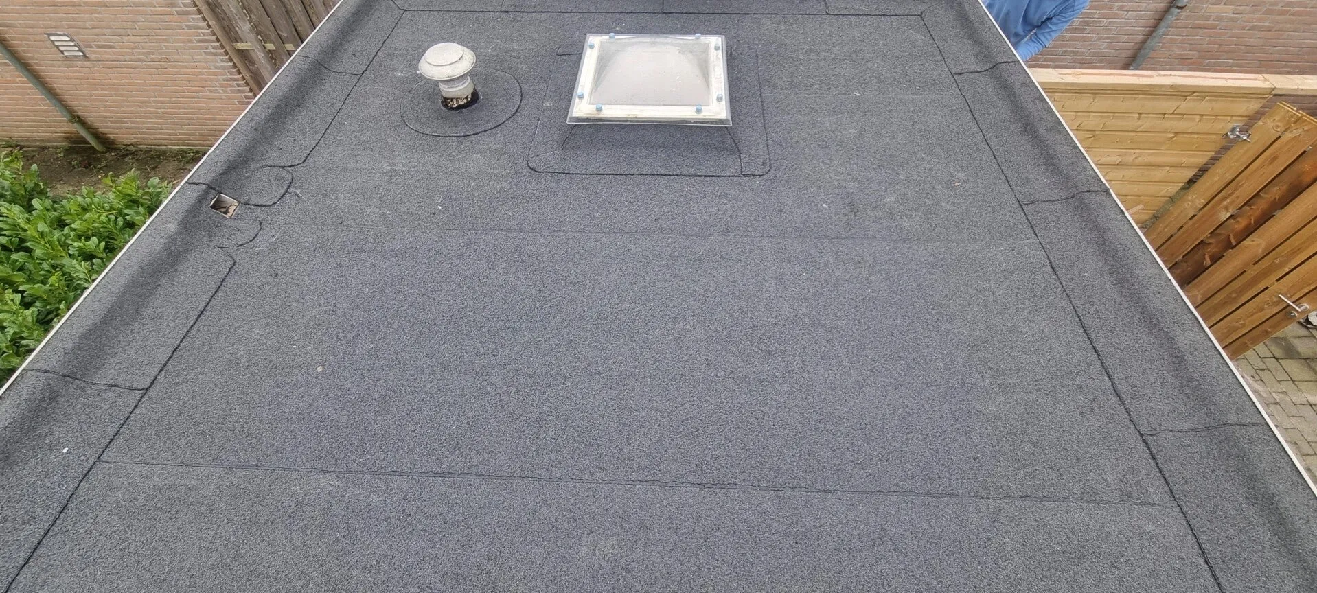 Plat dak met lichtkoepel en ventilatie