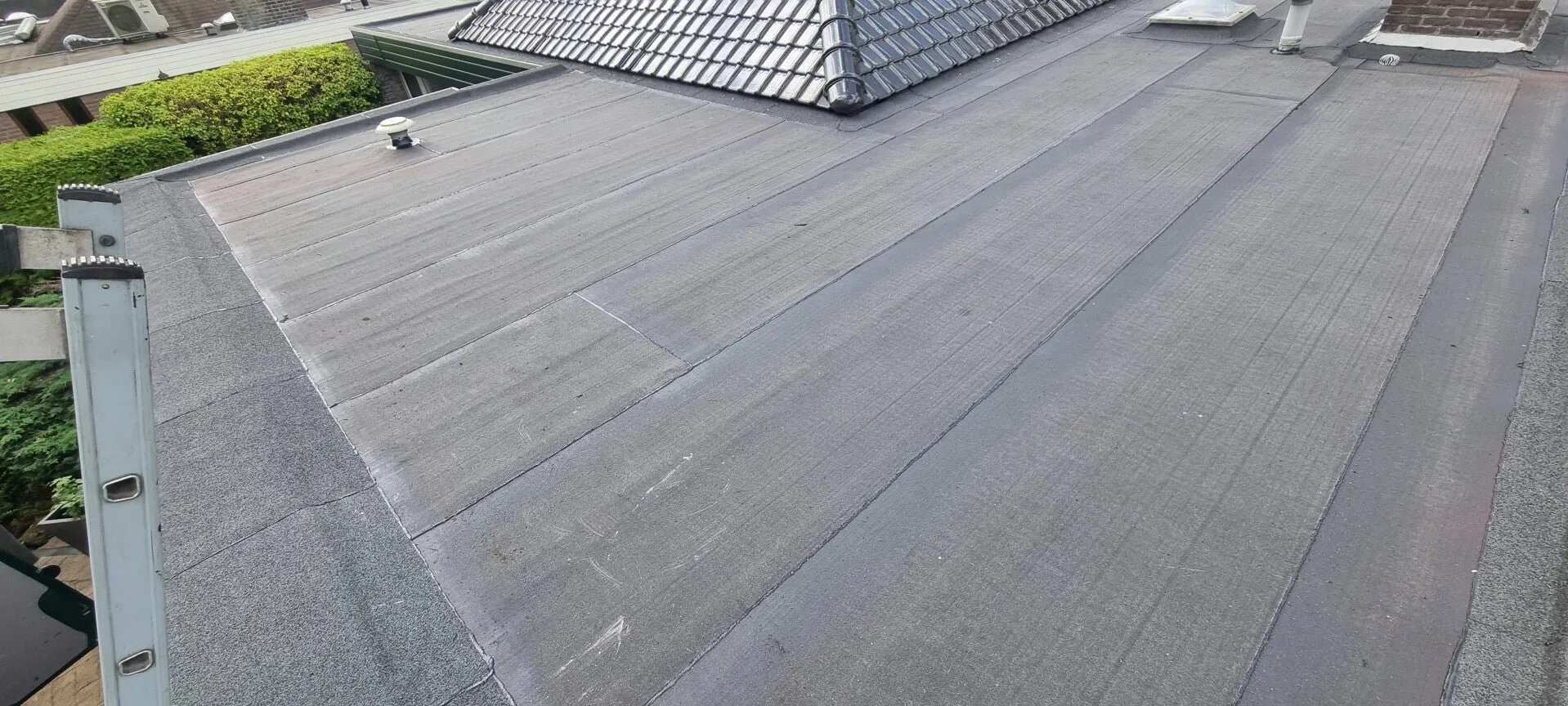 Plat dak aansluitend op een pannendak