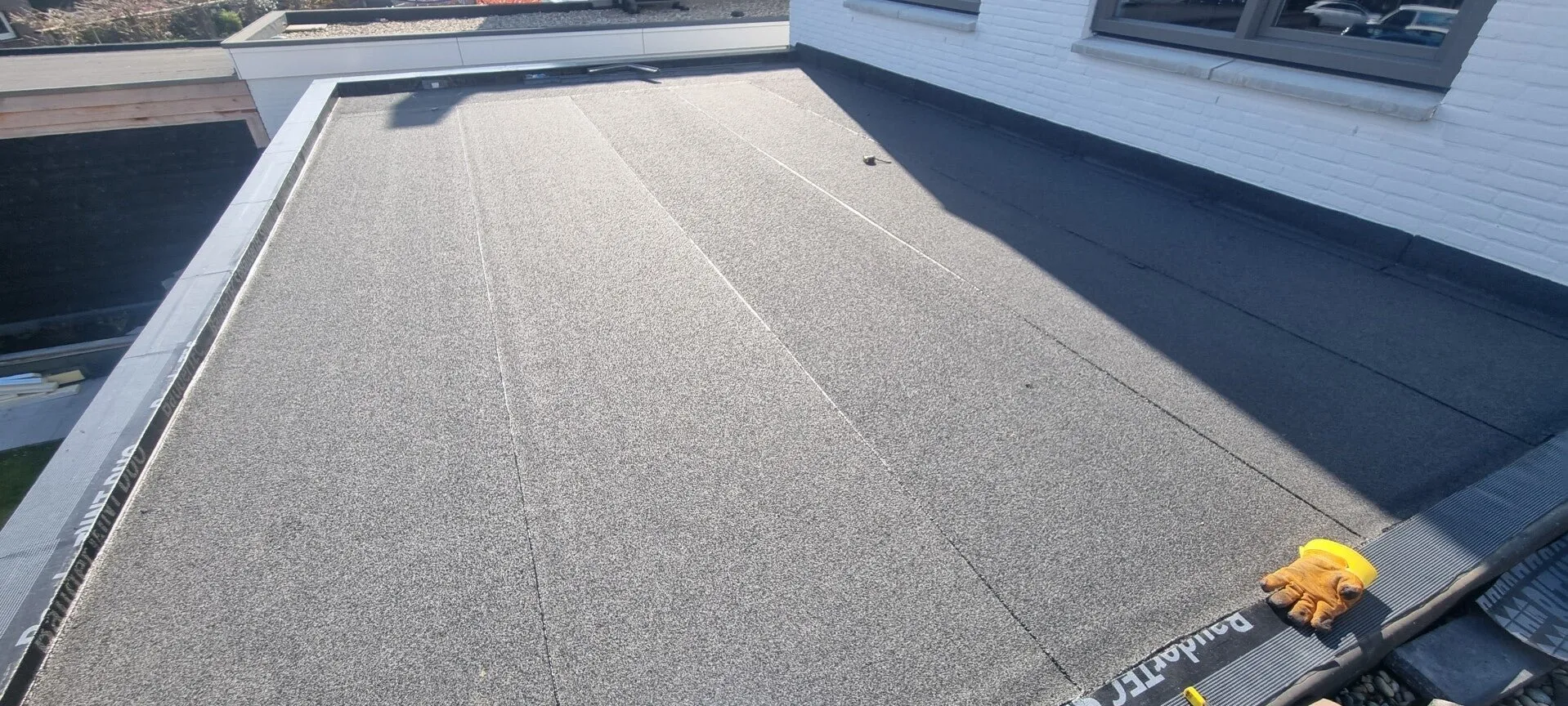 Nieuw plat dak bij een witte woning