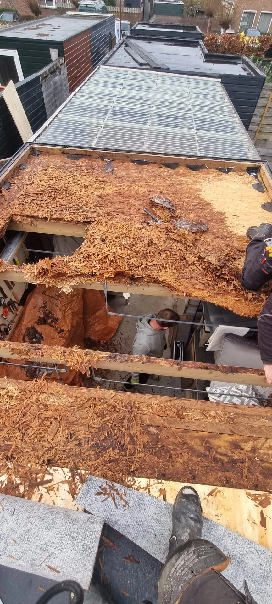 Dakrenovatie: een verouderd, doorgerot dak wordt vervangen